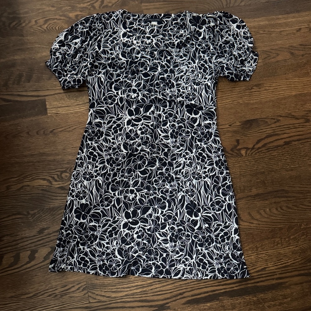 ‼️ Tommy Hilfiger Casual Stretch Floral Navy and White Dress ‼️